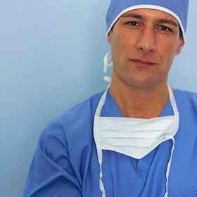 peenise suurendamise operatsiooni teostav arst